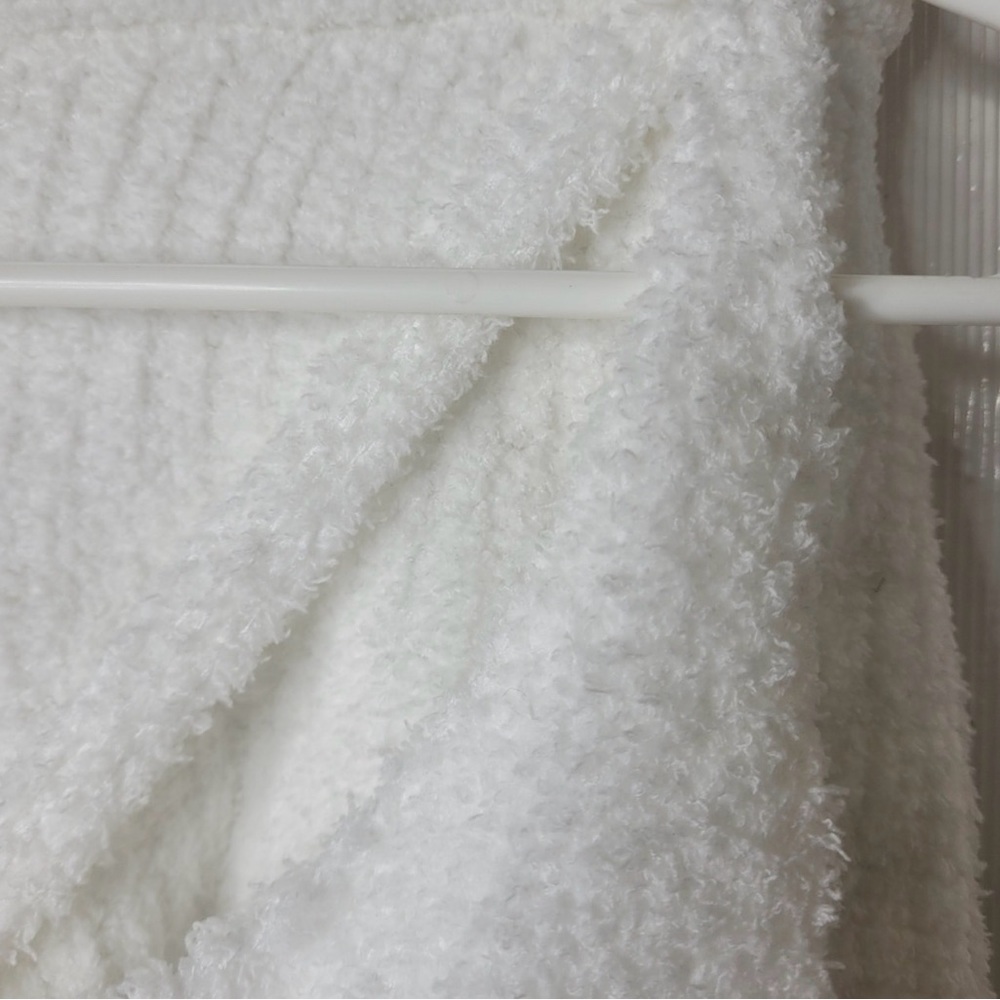 🆕 White Fuzzy Teddy Knit Cropped Top & Shorts Set 🤍☁️ / M / NWOT / Never Worn! - Picture 4 of 4